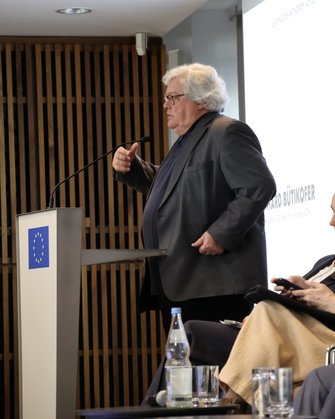 Ein Mann spricht am Redepult.