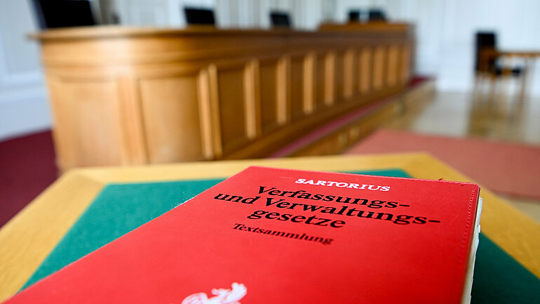 Ein Gesetzbuch auf einem Tisch in einem Gerichtssaal