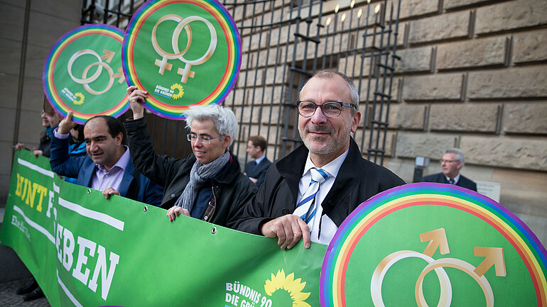 Ulle Schauws und Volker Beck (Bündnis 90/Die Grünen)(vlnr) nehmen am 25.09.2015 in Berlin vor dem Bundesrat an einer Demonstration für eine Ehe für alle teil.  