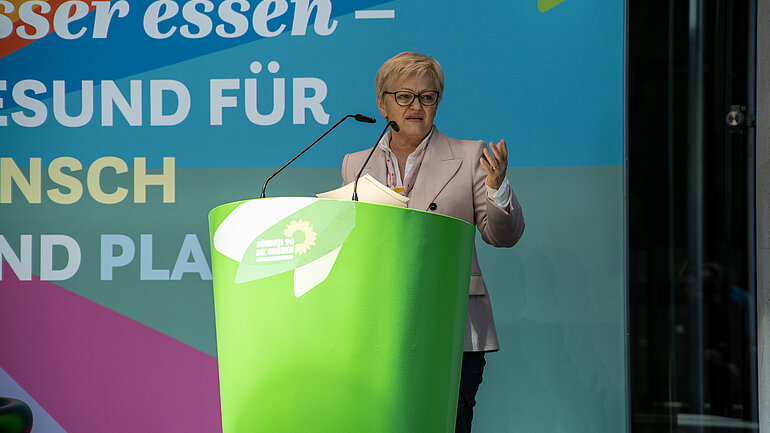 Renate Künast, MdB und Sprecherin für Ernährungspolitik, hält eine Rede.