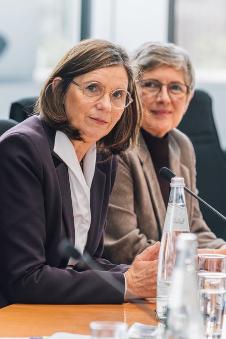 Portraitaufnahme: im Vordergrund Katrin Göring-Eckardt MdB, dahinter Britta Haßelmann MdB