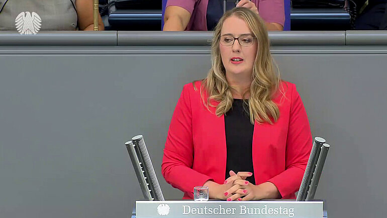 Katharina Dröge am Redepult des Bundestages