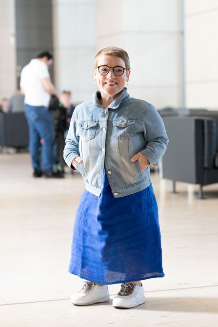 Eine Porträtaufnahme von Simone Fischer im Bundestag vor einer Sitzgruppe