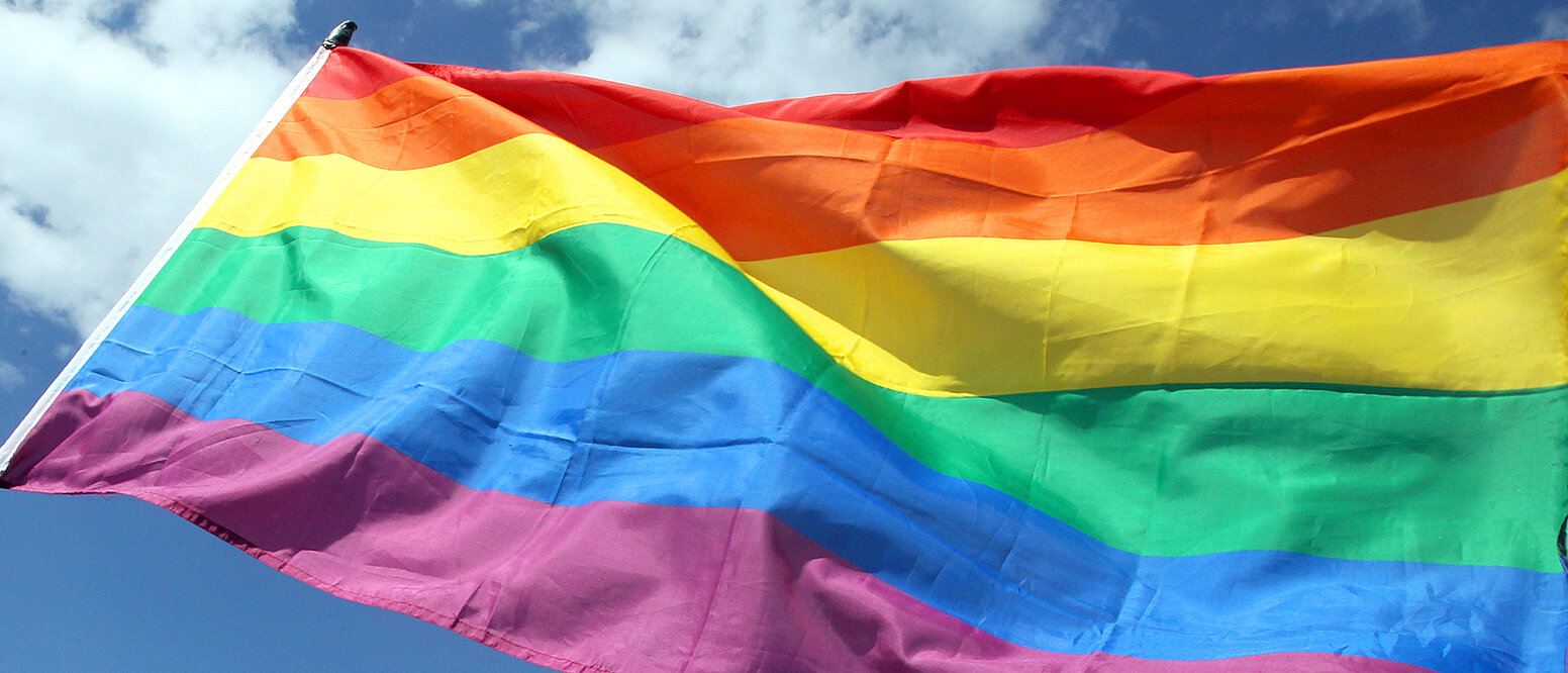 Die Regenbogenfahne wehte während des Umzugs zum Christopher Street Day (CSD) vor der Siegessäule in Berlin.