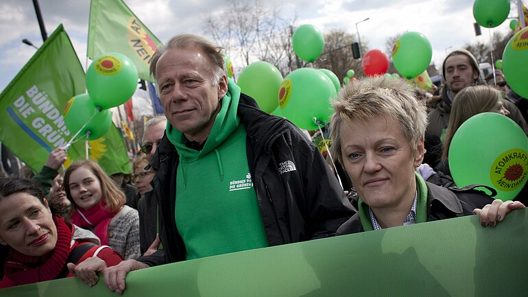 Jürgen Trittin und Renate Künast bei einer Großdemonstration mit über 100.000 Teilnehmern gegen Atomenergie, Berlin, Deutschland, Europa