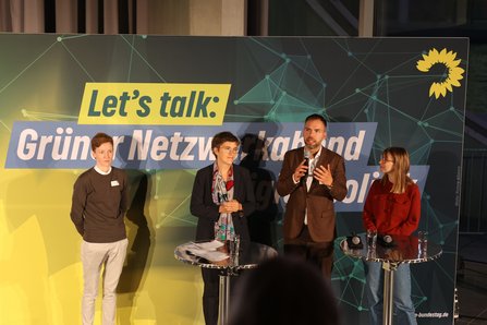 Vier Personen 3 Frauen, ein Mann) vor Bühnenrückwand mit Titel: Lets talk: Grüner Netzwerkabend