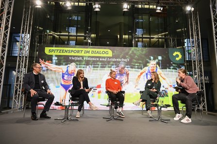 Das Panel: Mark Schober, Mareike Miller, Tabea Kemme, Anne-Kathrin Laufmann, moderiert von Tina Winkmann MdB