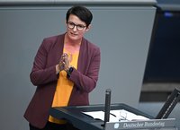 Irene Mihalic hält eine Rede am Rednerpult im Plenarsaal. 