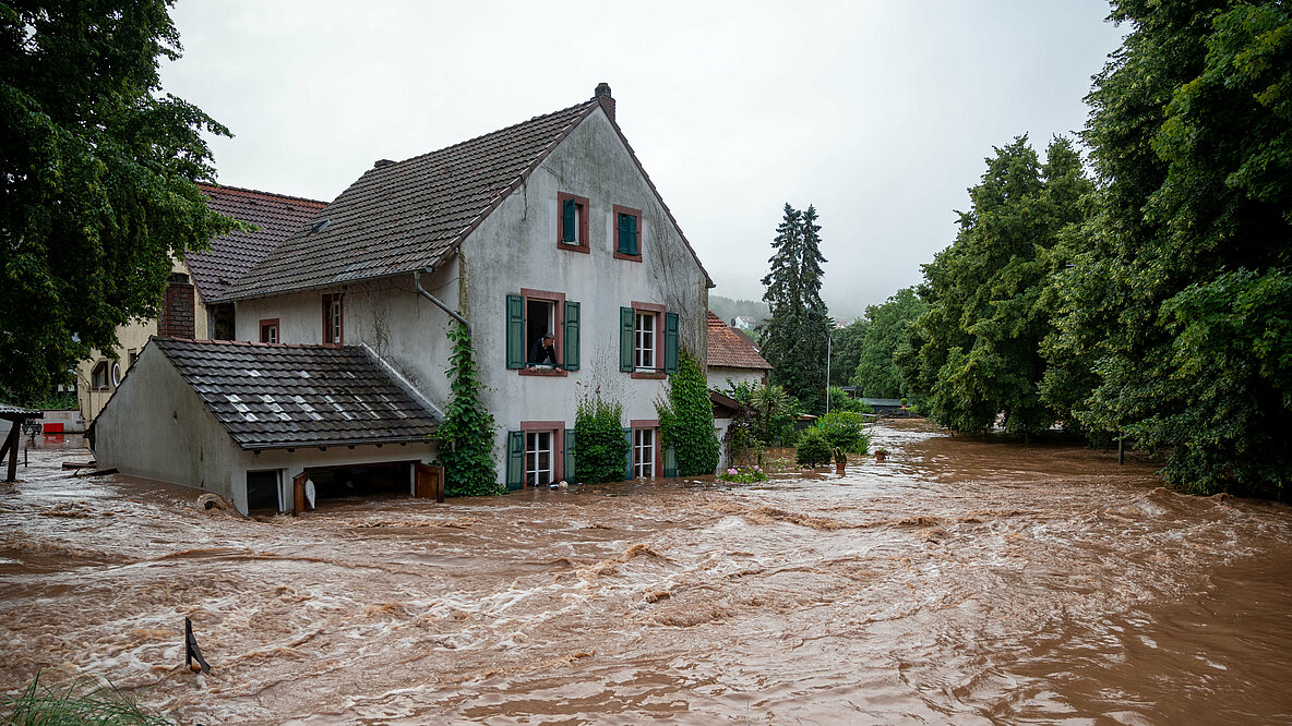 Bild einer Überflutung in einem Dorf.