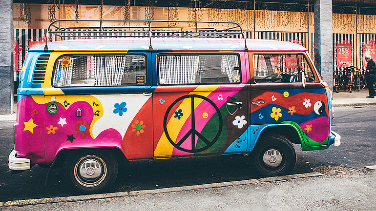Ein bunter Bus mit dem Friedens-Symbol