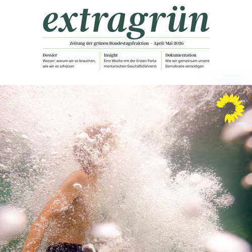 Eine Unterwasseraufnahne eines Jungen, der ins Wasser gesprungen ist; Dasrüber steht der Titel der Zeitung "extragrün".