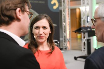 Drei Personen unterhalten sich