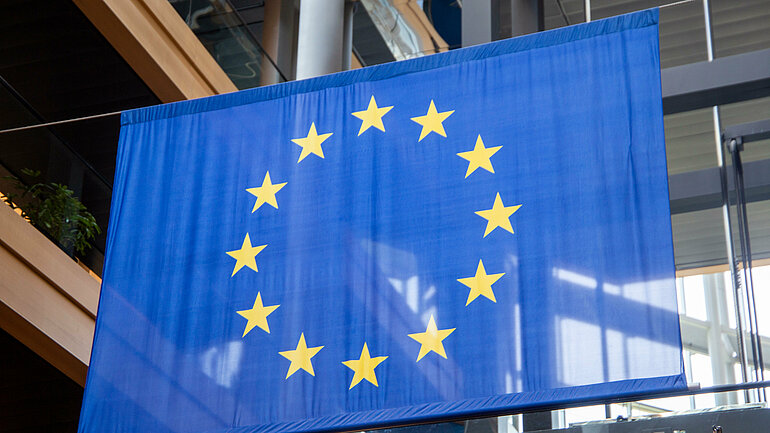 Flagge der europäischen Union im EU-Parlament in Straßburg