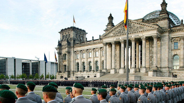 Rekruten der Bundeswehr nehmen vor dem Reichstagsgebäude in Berlin an dem öffentlichen Gelöbnis teil. 