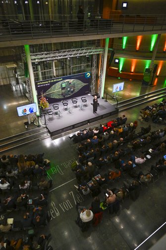 Die Bühne und Besucherraum aus Perspektive der oberen Hallenbrücken des Paul-Löbe-Hauses