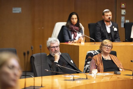Gäste verschiedener Geschlechter im Raum an Tischen