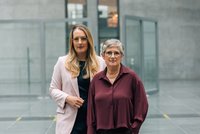 Katharina Dröge und Britta Haßelmann in einem Gebäude des Deutschen Bundestages.
