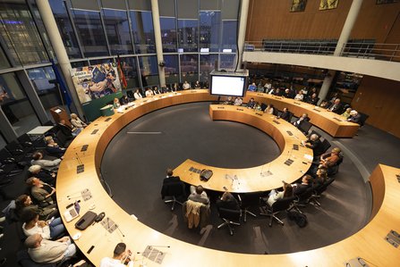 Blick in den Saal von oben, die Tischreihen gruppieren sich in Schneckenform