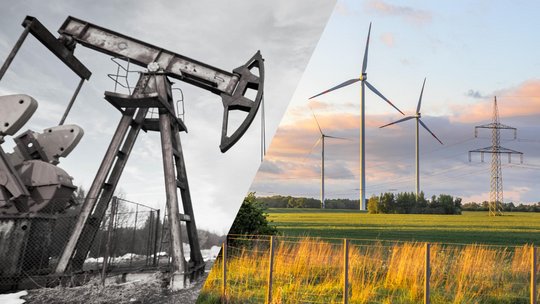 Eine Ölförderpumpe links im Bild, Windräder rechts