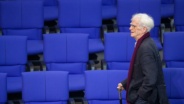 Hans-Christian Ströbele verlässt den Plenarsaal des Bundestages.