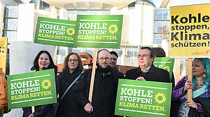 Abgeordnete der grünen Bundestagsfraktion protestieren am 4. November 2015 vor dem Kanzleramt gegen die Kohlereserve