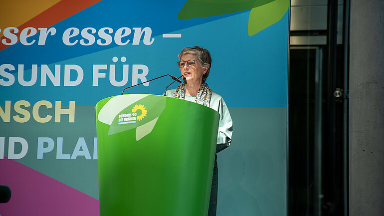 Die Fraktionsvorsitzende Britta Haßelmann hält ein Eingangsstatement.