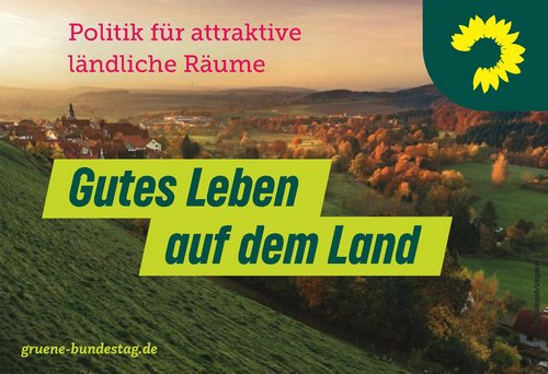 Blick auf eine Kommune im Sonnenuntergang, darüber steht der Titel des Flyers "Gutes Leben auf dem Land"
