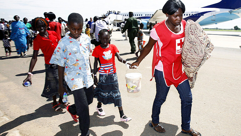 Südsudanesische Flüchtlinge, die in Kosti Port gestrandet sind, kommen am Flughafen in JUba, Südsudan an.