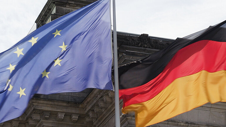 Die europäische und die deutsche Flagge vor dem Bundestag
