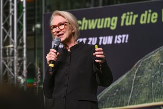 Eine Frau spricht auf der Bühne