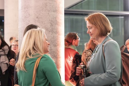 Bundesministerin Lisa Paus im Gespräch mit Teilnehmerinnen der Veranstaltung