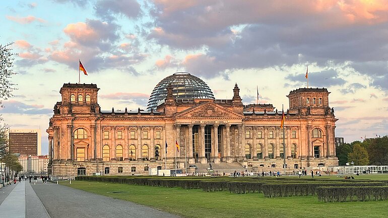 Der Reichstag in Berlin in der Abendsonne.