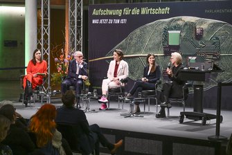 Die Bühne mit Moderation und den 4 Gästen