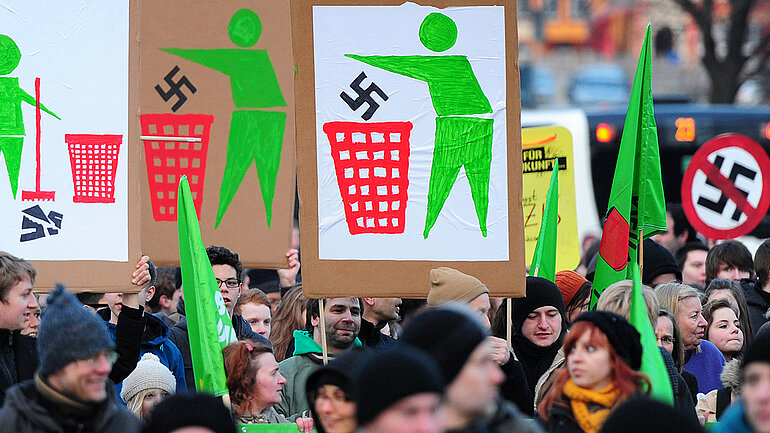 Teilnehmer des Bündnis "Chemnitz Nazifrei" demonstrieren zum Chemnitzer Friedenstag in der Innenstadt gegen Rechtsextremismus. Neonazis nutzen den Jahrestag der Bombardierung der Stadt jährlich für ihre Zwecke.
