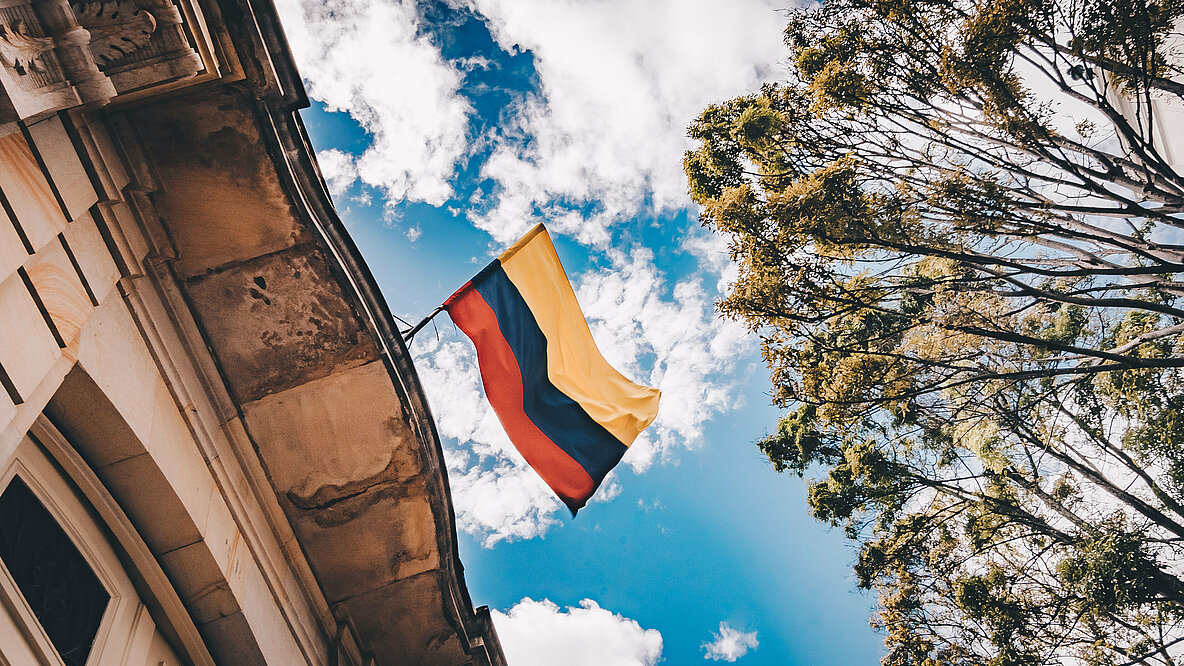 Die kolumbianische Flagge weht an einem Haus.