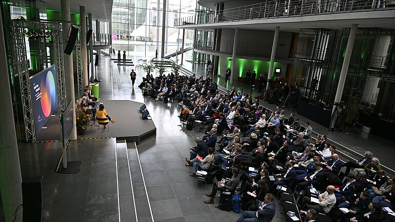 Blick in die Halle des Paul-Löbe-Hauses während der Hybriden Konferenz "Shifting the Trillions – Finanzierung der Zukunftswirtschaft".