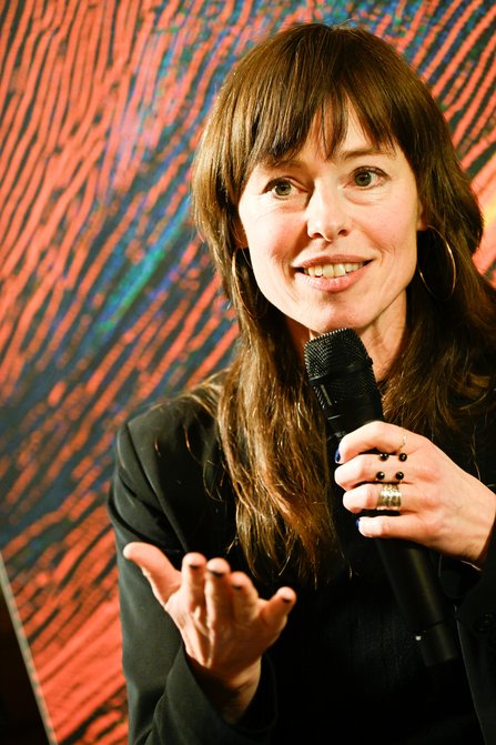 Prof. Hedwig Richter von der Universität der Bundeswehr München gestikulierend, mit Mikrofon in der Hand