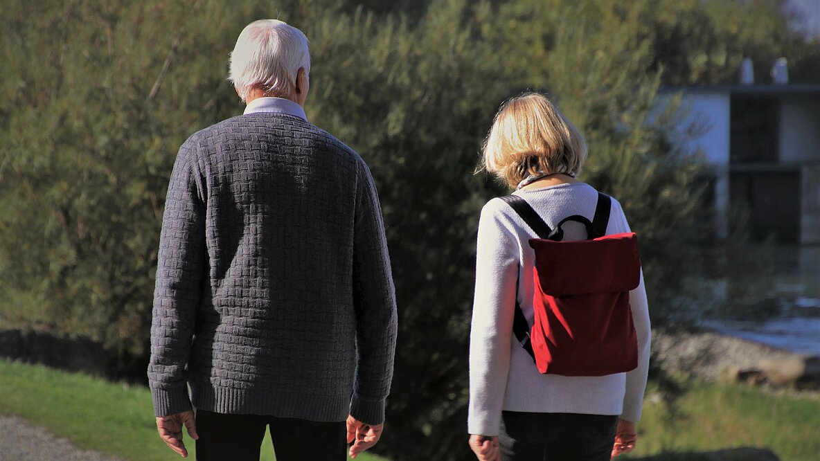 Älteres Paar in parkähnlicher Umgebung
