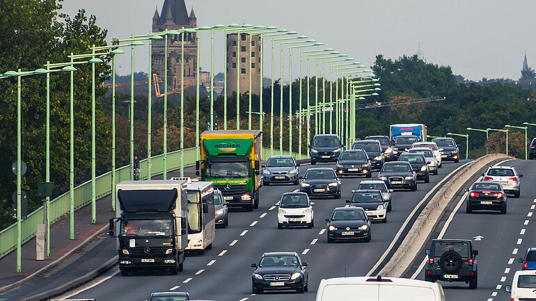 Berufsverkehr auf einer Kölner Rheinbrücke