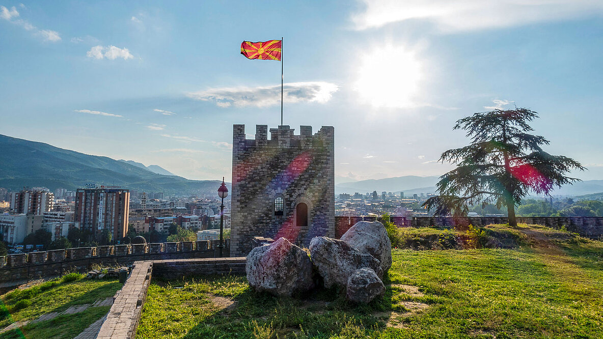 Die Flagge Nordmazedoniens weht an einem alten Schloss.