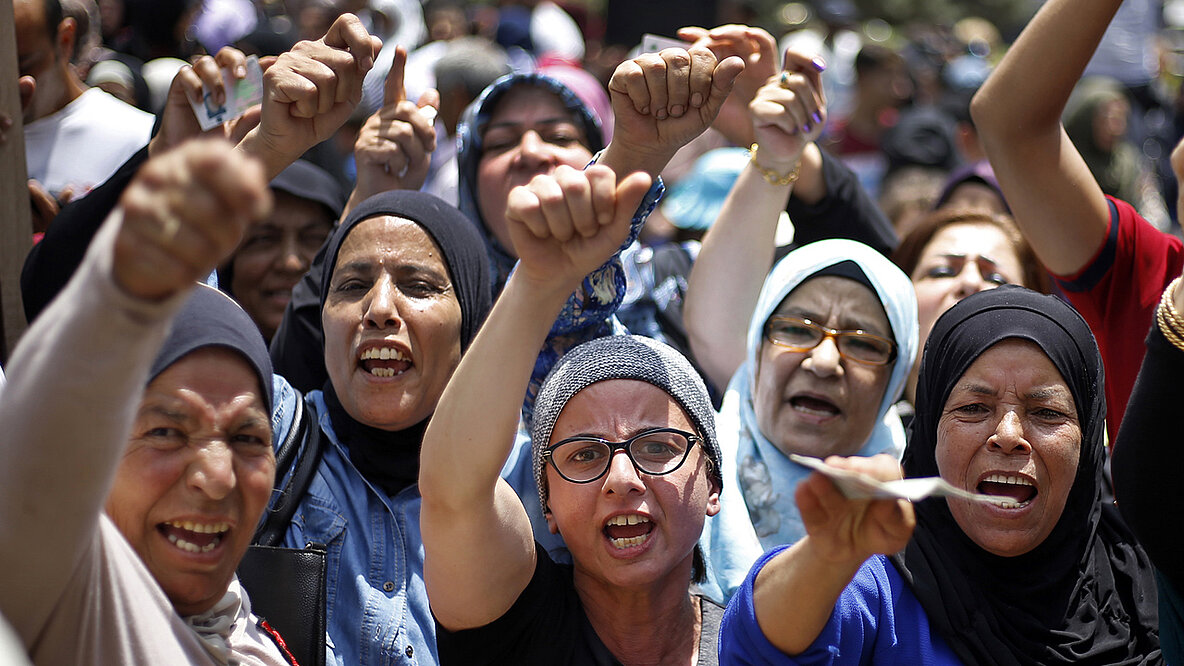 Frauen mit erhobenen Fäusten auf einer Demonstration