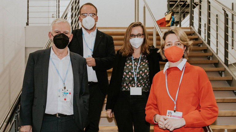 Vier Personen auf einer Treppe. Es sind Vertreter der deutschen Delegation auf der COP26 in Glasgow. 
