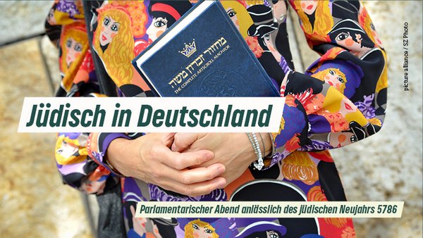 Motiv der Veranstaltung: Frauenkorso in buntem Kleid, in der Hand ein jüdisches Gebetbuch haltend