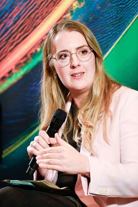 Nahaufnahme von Katharina Dröge mit Mikrofon in der Hand