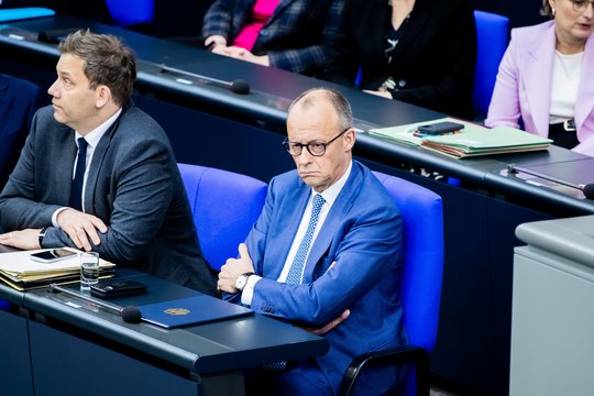 Klingbeil und Merz sitzen auf der Regierungsbank nebeneinander