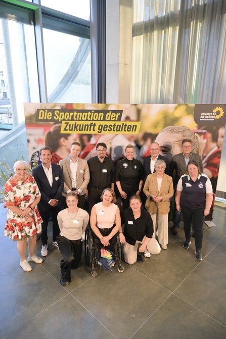 Gruppe vor Bühnenhintergrund