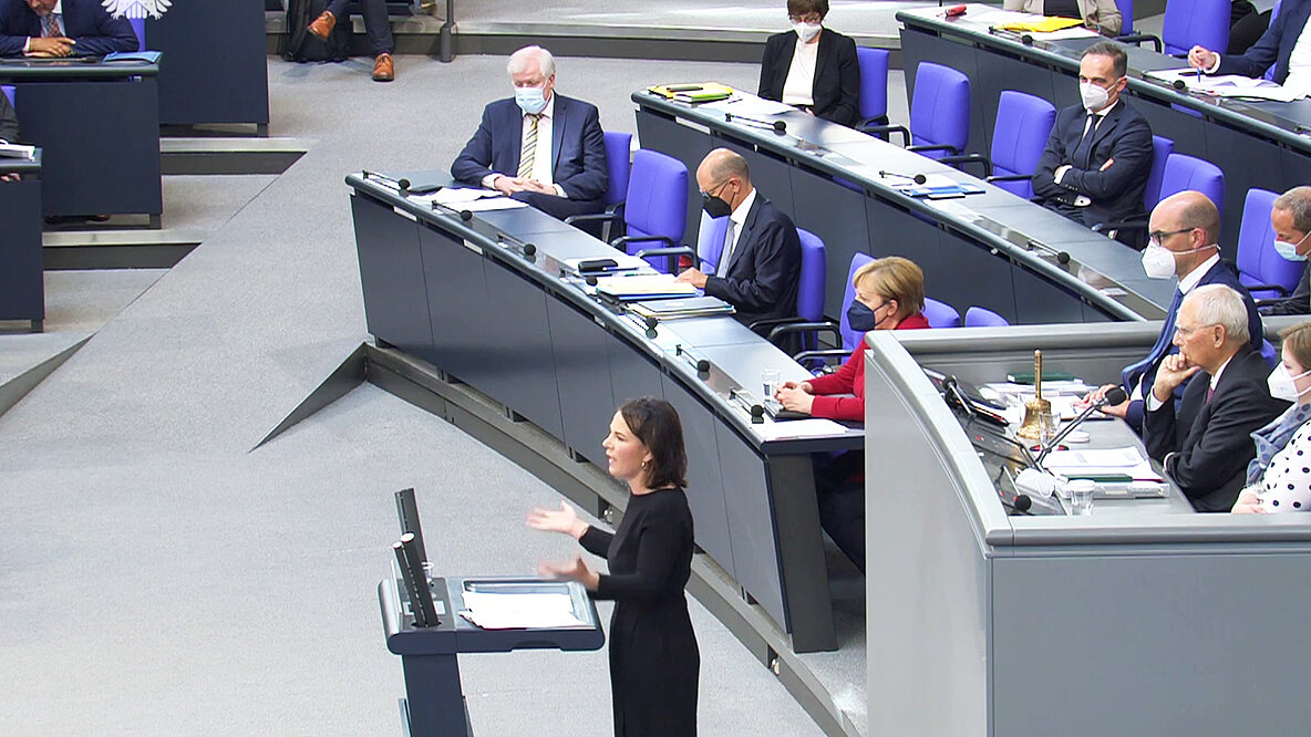 Annalena Baerbock am Pult im Bundestag, im Hintergrund die Regierungsbank.