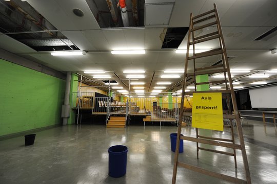in Wasserschaden in der Aula des Schulzentrums an der Gerastraße im Münchner Stadtteil Moosach führte zu herabgefallenen Deckenplatten und Tropfwasser