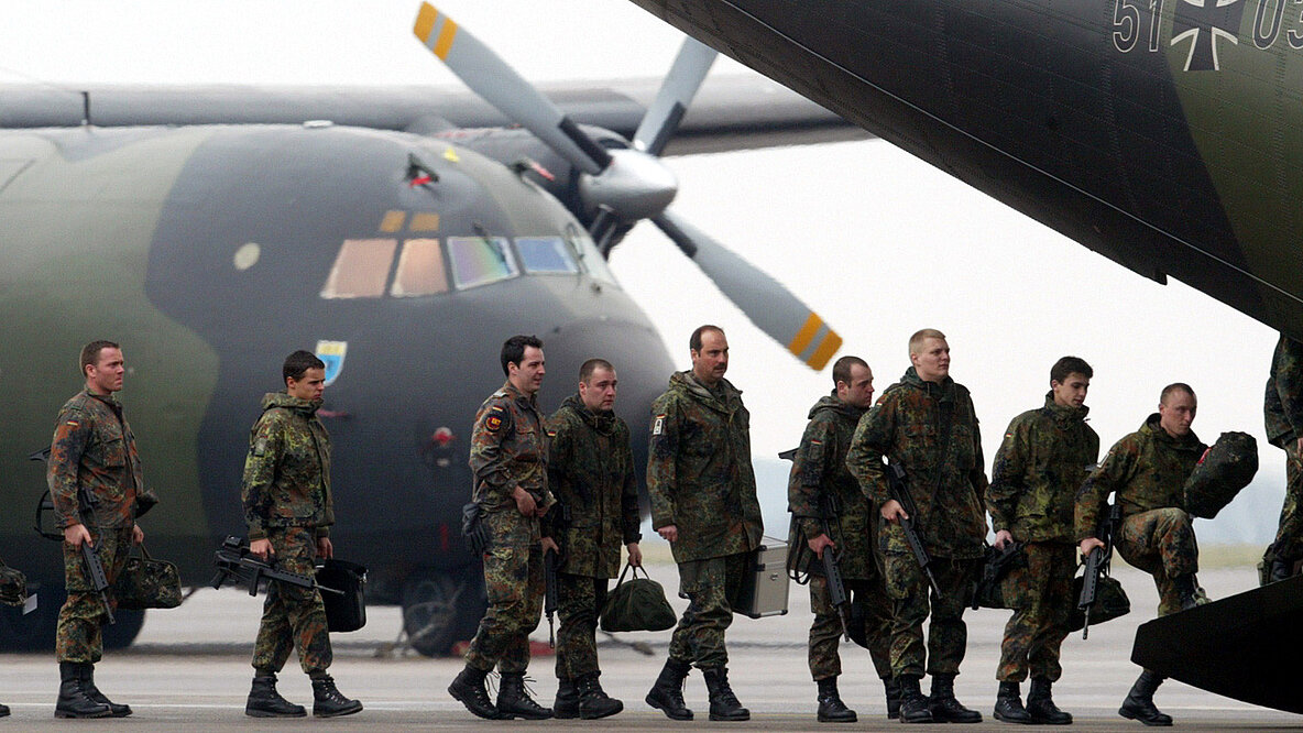 Bundeswehrsoldaten steigen in Transportflugzeug ein.