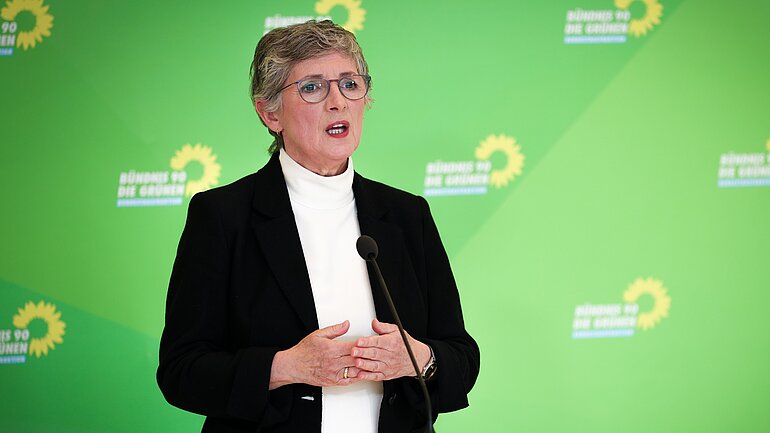 Britta Haßelmann, Fraktionsvorsitzende Bündnis 90/Die Grünen im Bundestag, spricht vor einer grünen Pressewand.